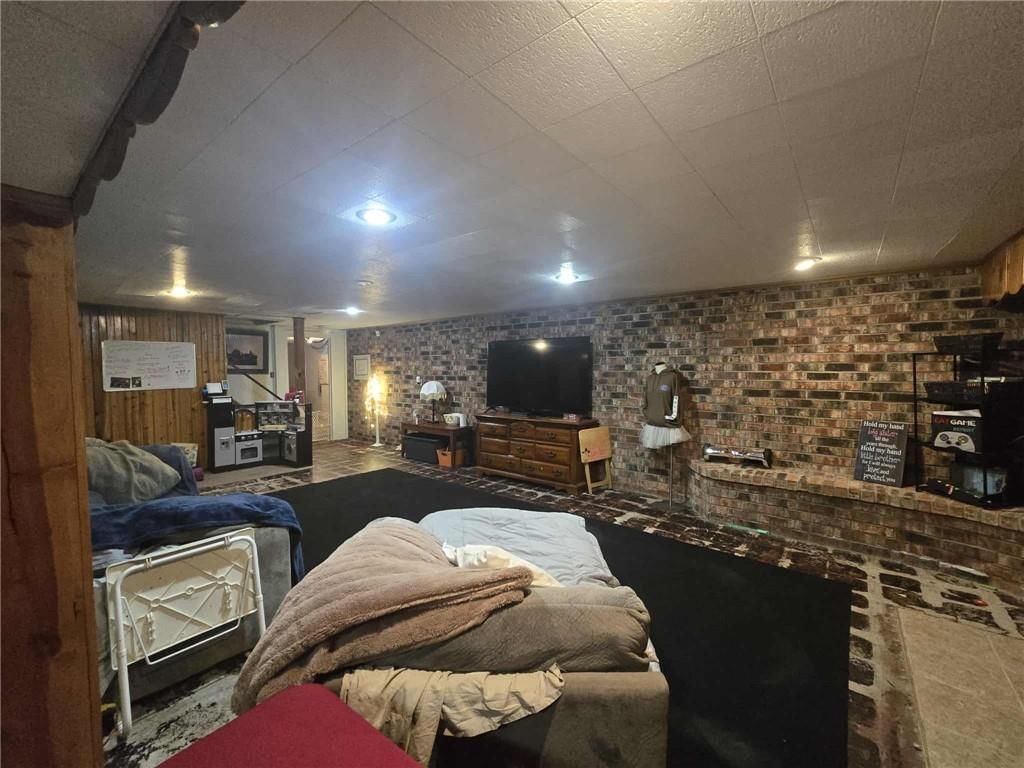 215 E Henry Street — photo 16