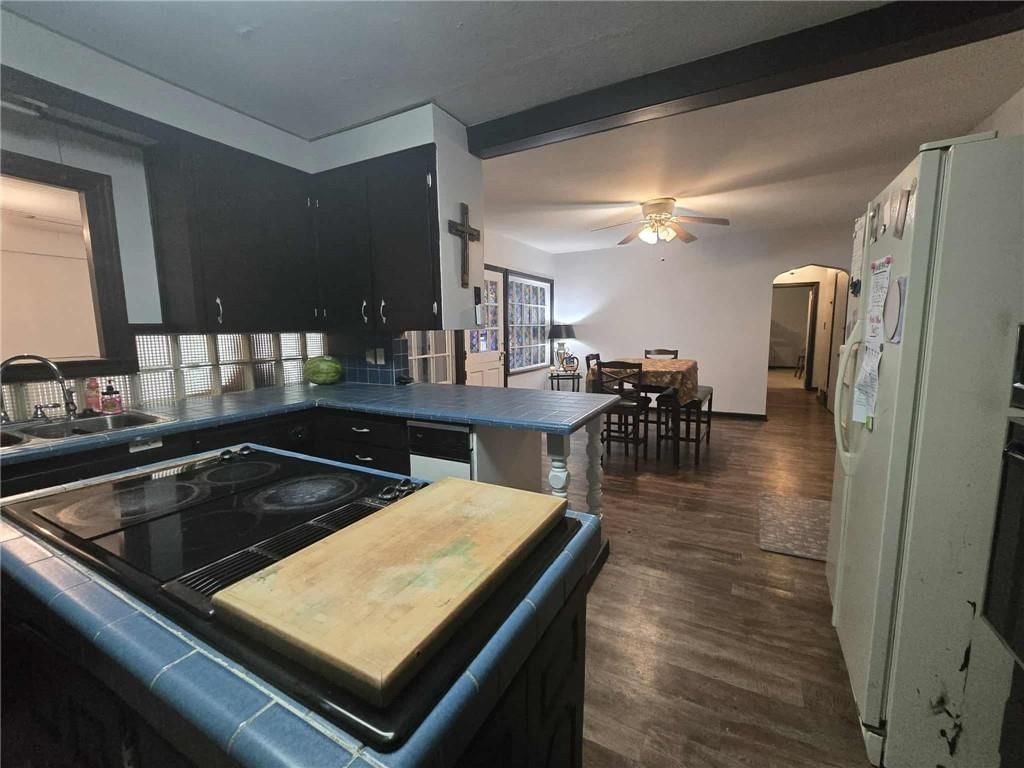 215 E Henry Street — photo 17