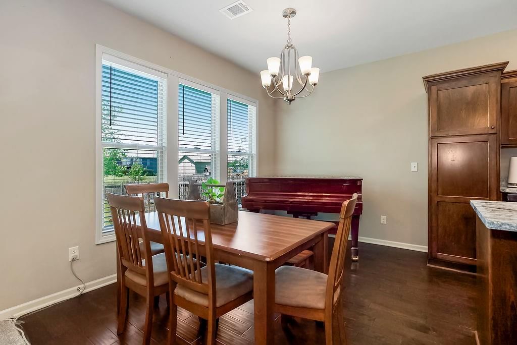 Photo 6 of 30 - 640 SW Crestview Drive