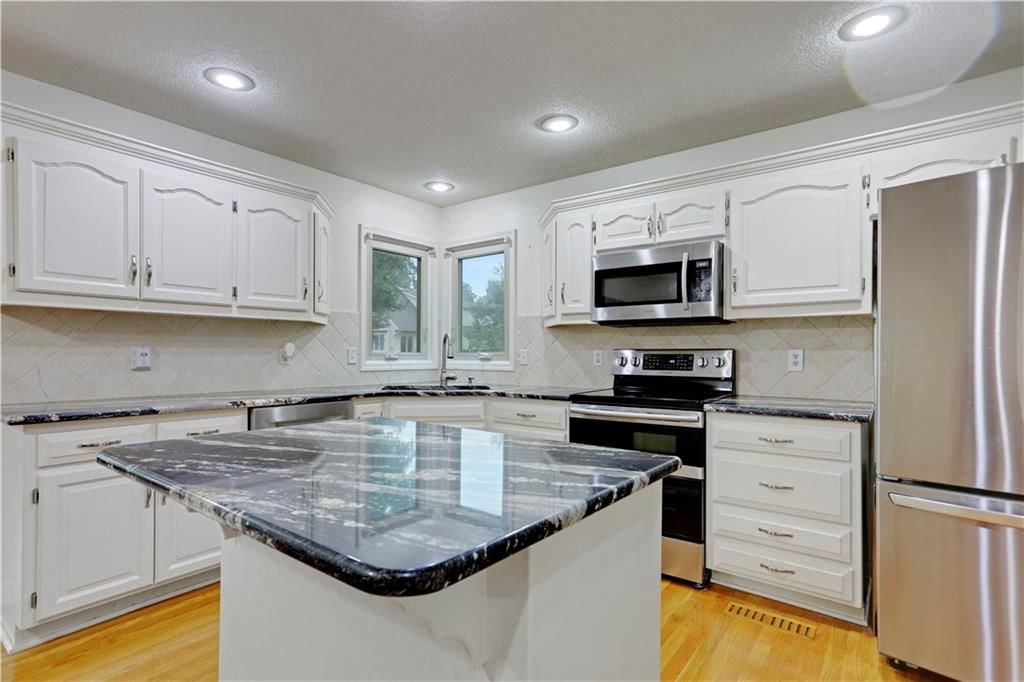 Photo 5 of 19 - 917 Kenwood Drive