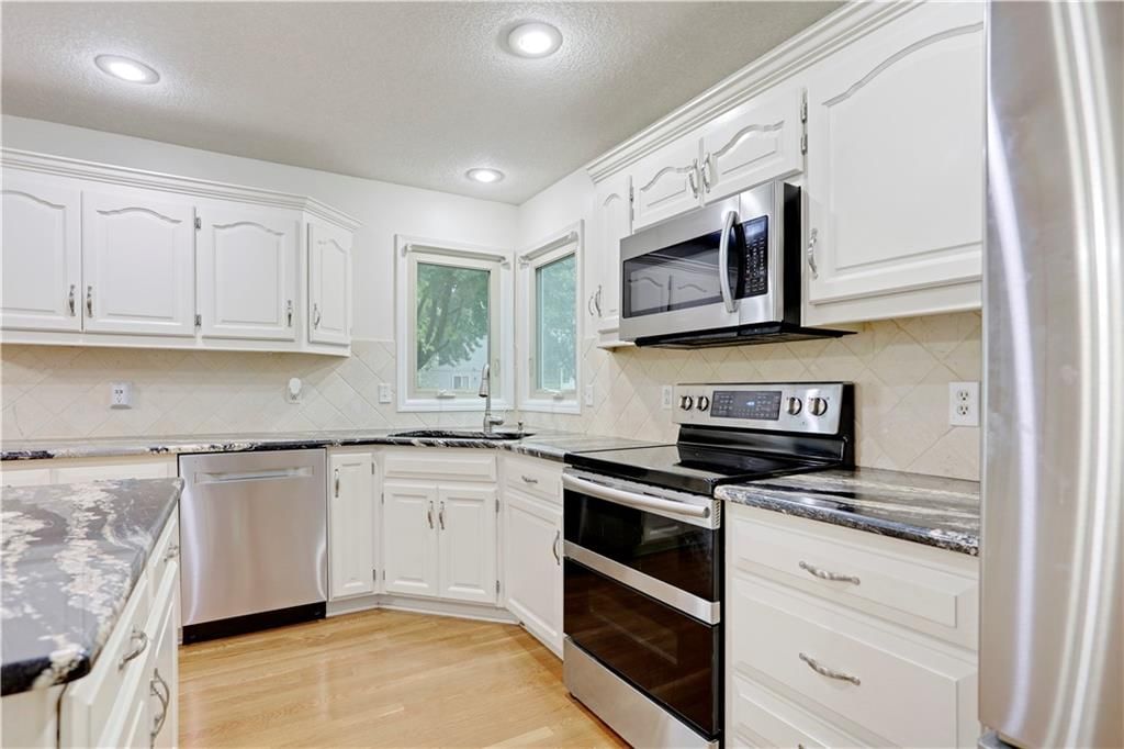 Photo 6 of 19 - 917 Kenwood Drive