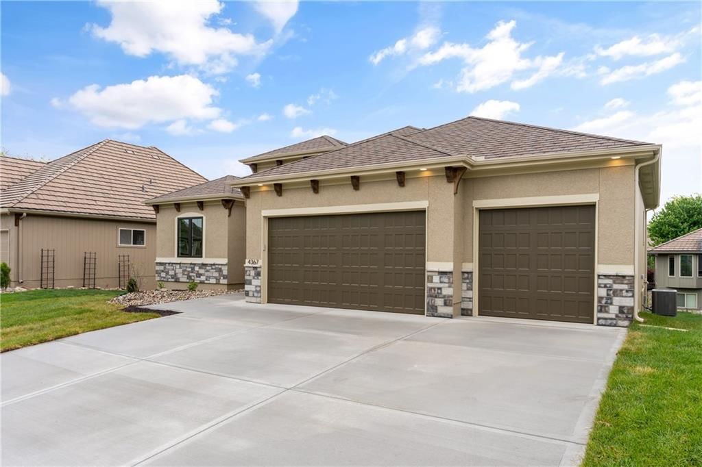4367 NE Hideaway Drive — photo 2