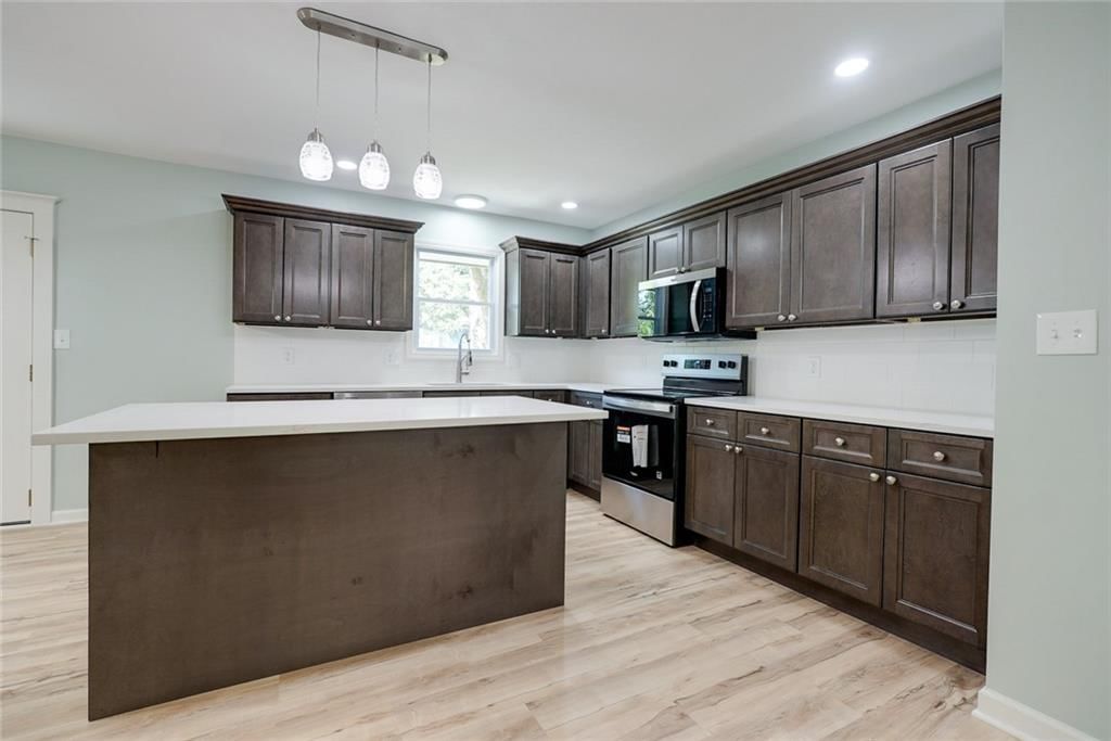 Photo 6 of 28 - 1901 SW Gladstone Drive