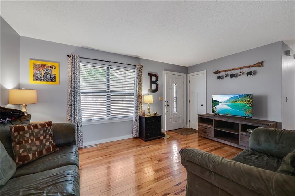 Photo 5 of 24 - 616 Silver Maple Drive