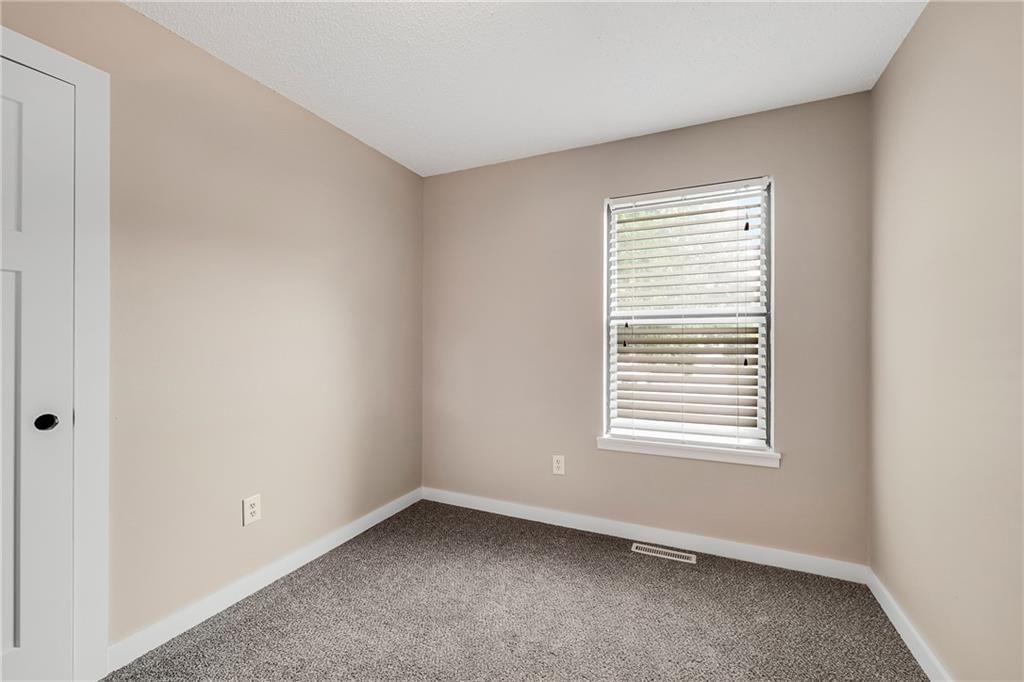 Photo 13 of 24 - 616 Silver Maple Drive