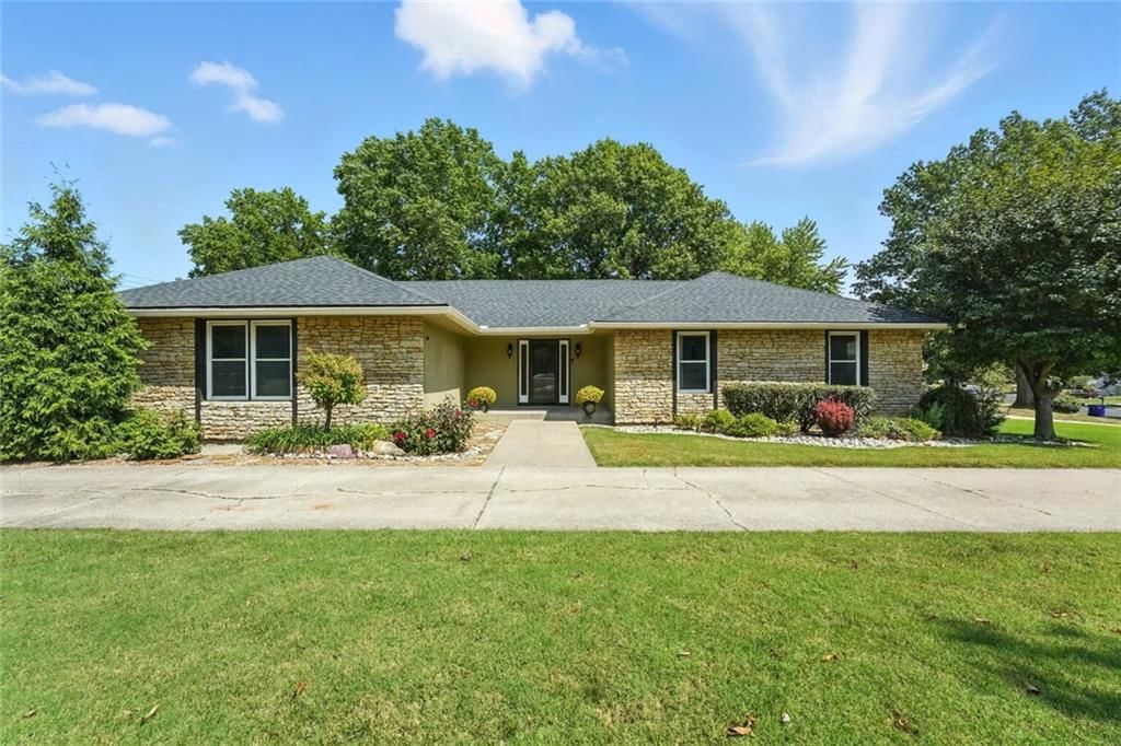 307 SE Westwind Drive, Lee's Summit, MO