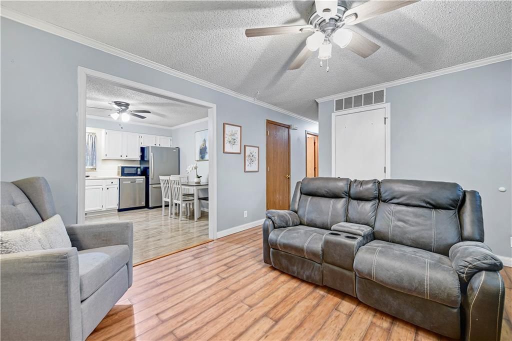 Photo 9 of 30 - 612 W Cumberland Drive