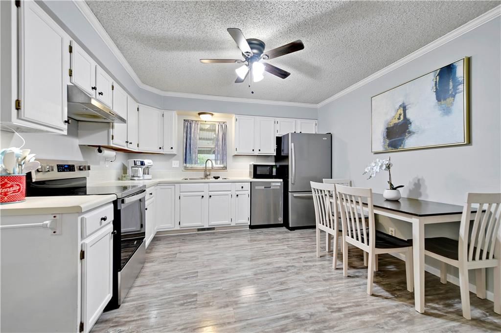 Photo 11 of 30 - 612 W Cumberland Drive