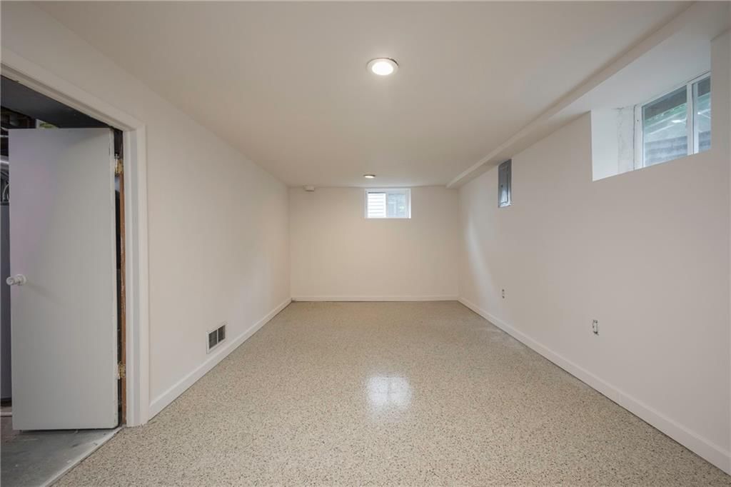 Photo 11 of 20 - 9903 Harrison Street