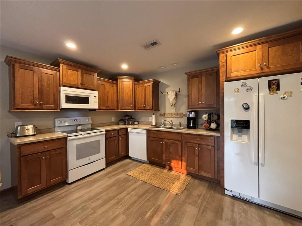 Photo 11 of 33 - 206 N Cypress Unit B Street