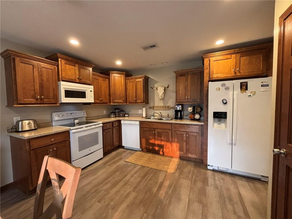 Photo 13 of 33 - 206 N Cypress Unit B Street