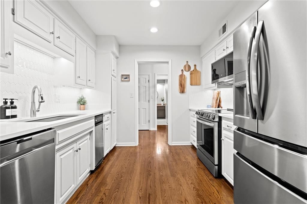 Photo 14 of 41 - 4403 W 112th Terrace