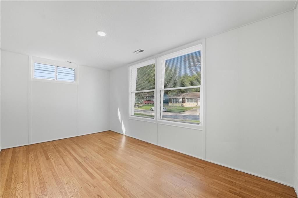 Photo 9 of 19 - 4617 N Troost Avenue