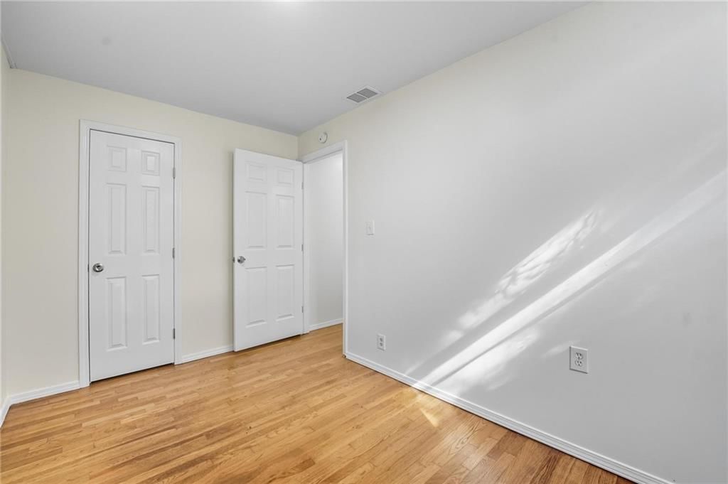Photo 13 of 19 - 4617 N Troost Avenue