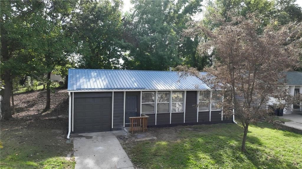 Photo 14 of 19 - 4617 N Troost Avenue