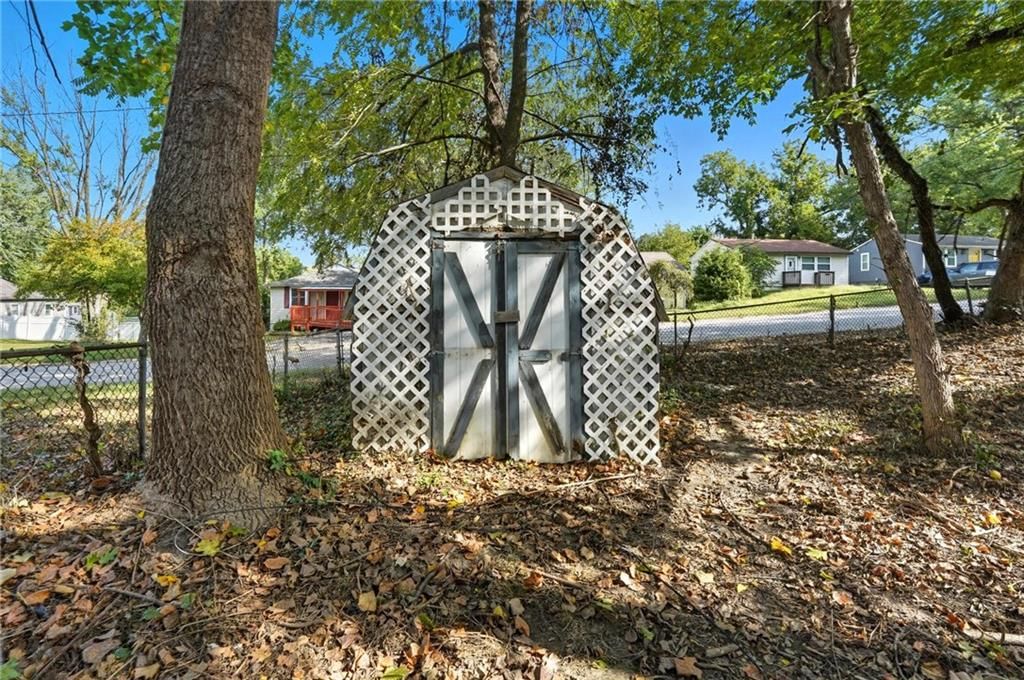 Photo 18 of 19 - 4617 N Troost Avenue