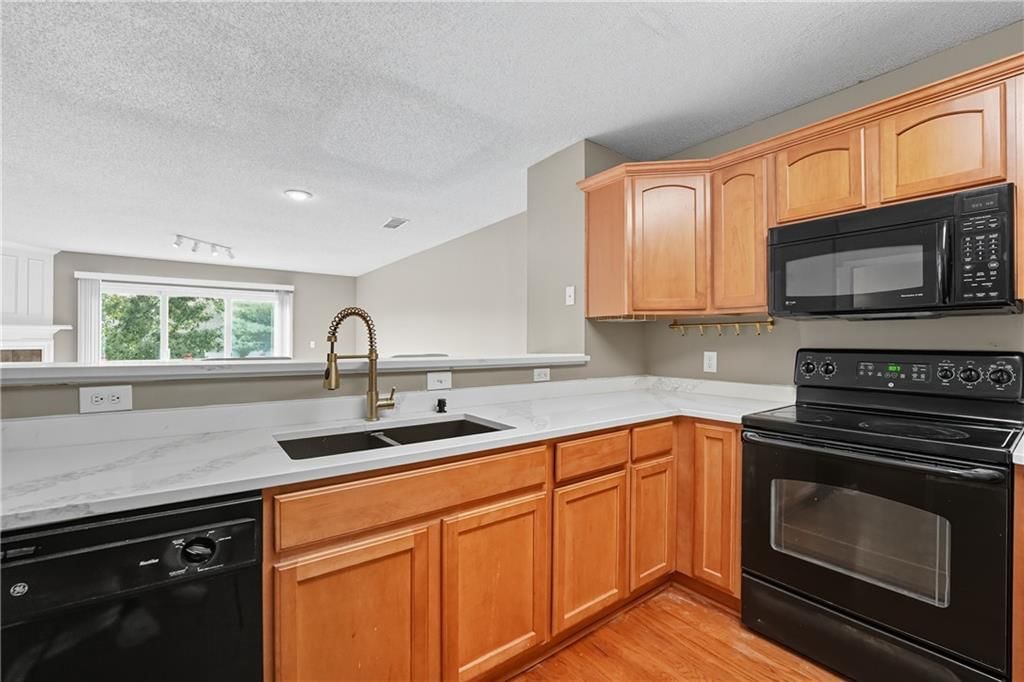 Photo 5 of 24 - 5426 N Hickory Street