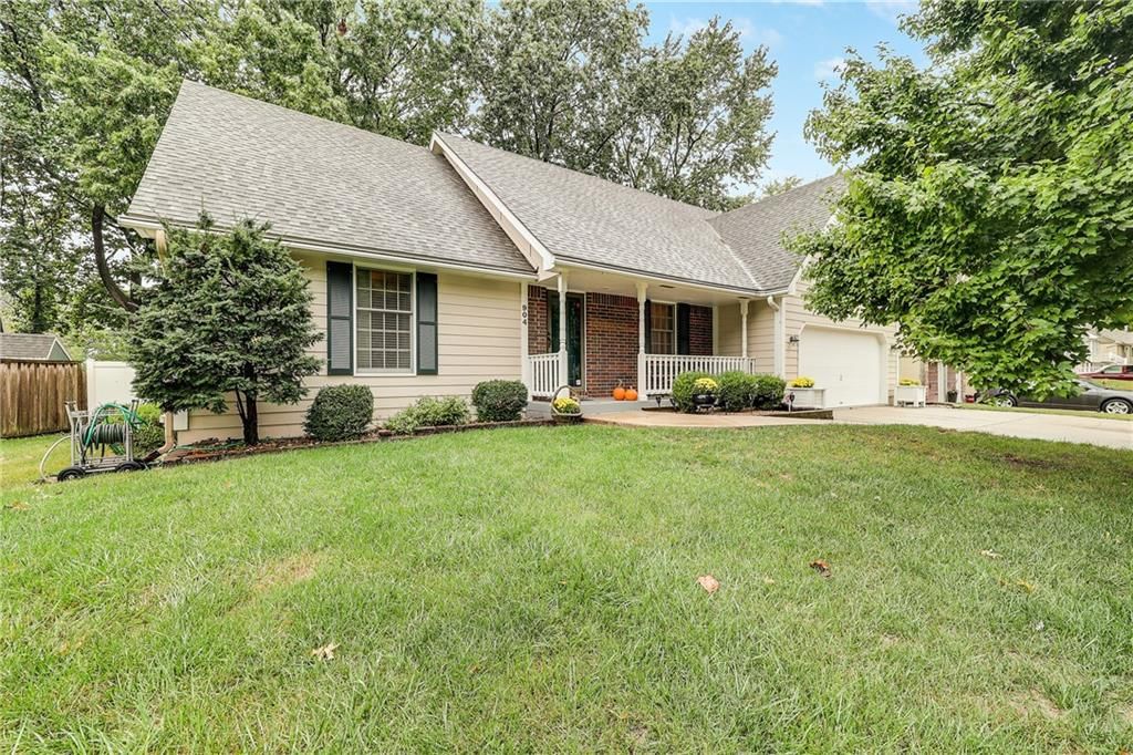 904 NW Oakridge Drive, Blue Springs, MO