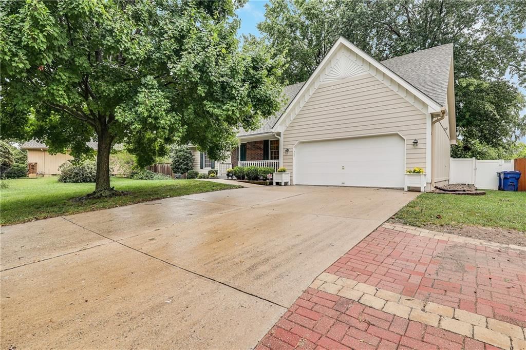 904 NW Oakridge Drive — photo 2