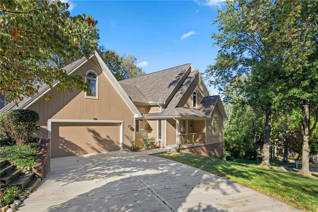 308 NW Briarcliff Circle — photo 2