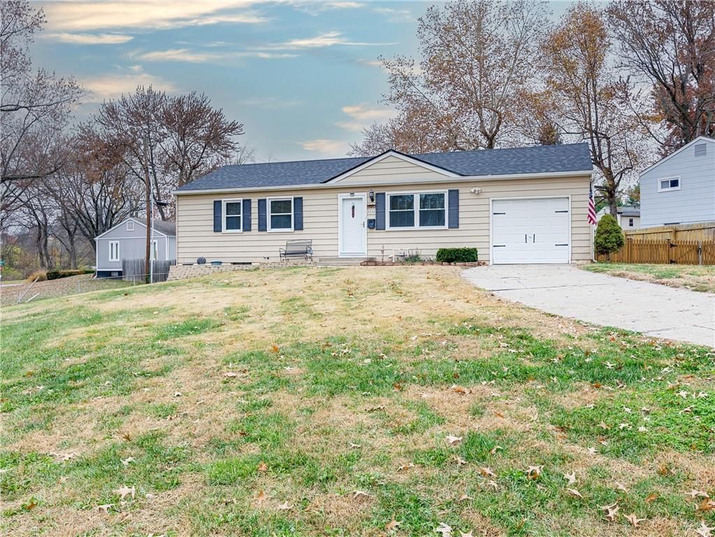 3232 S Queen Ridge Drive, Independence, MO