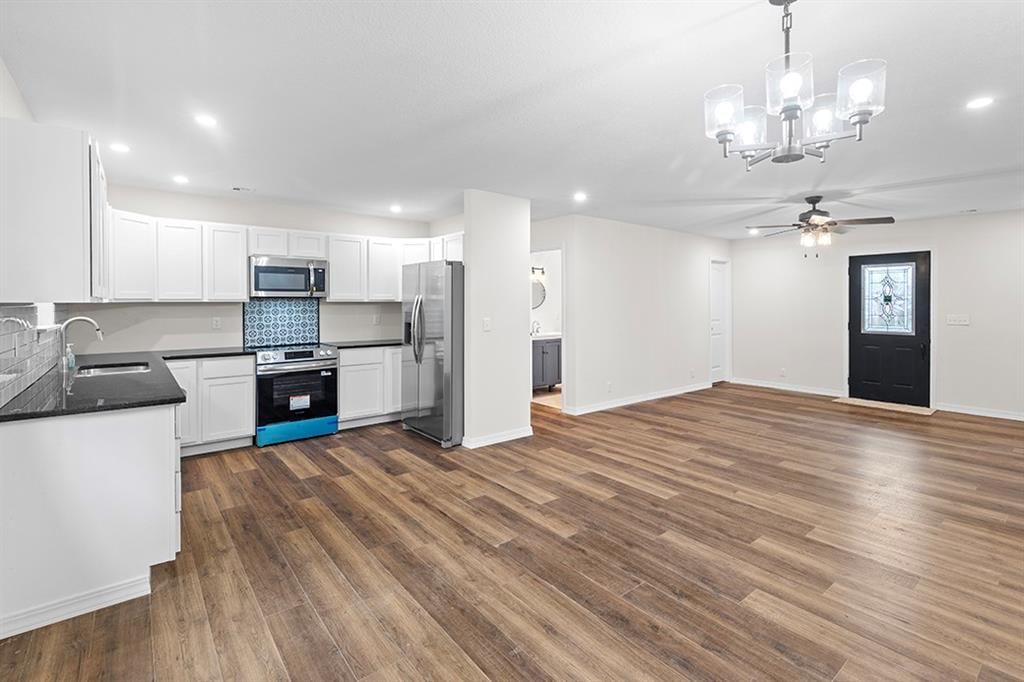 Photo 5 of 25 - 204 E 8th Street