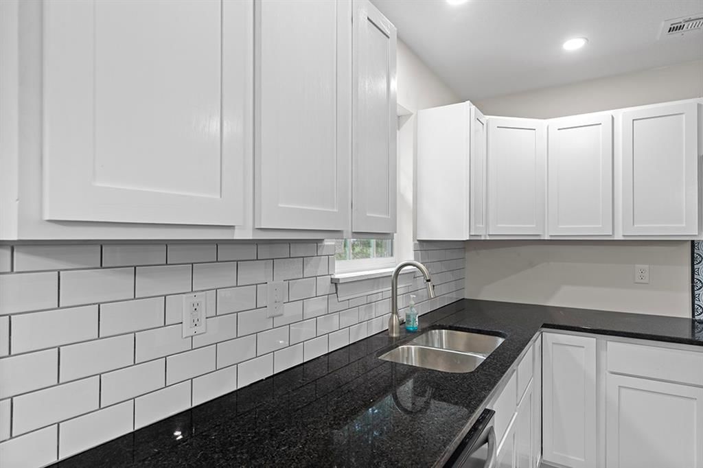 Photo 11 of 25 - 204 E 8th Street