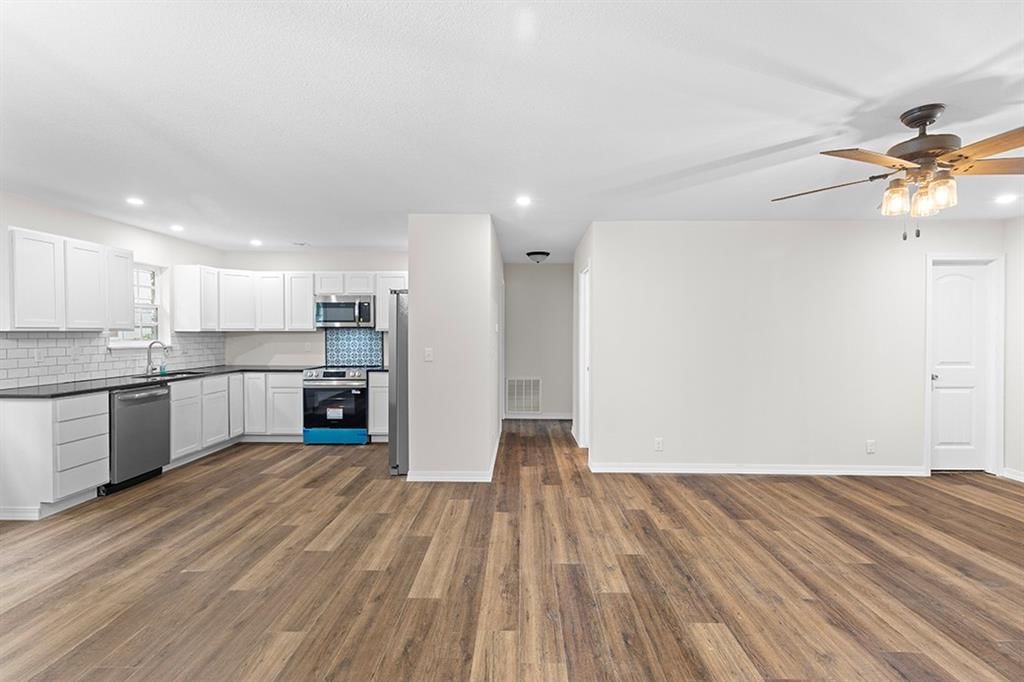 Photo 13 of 25 - 204 E 8th Street