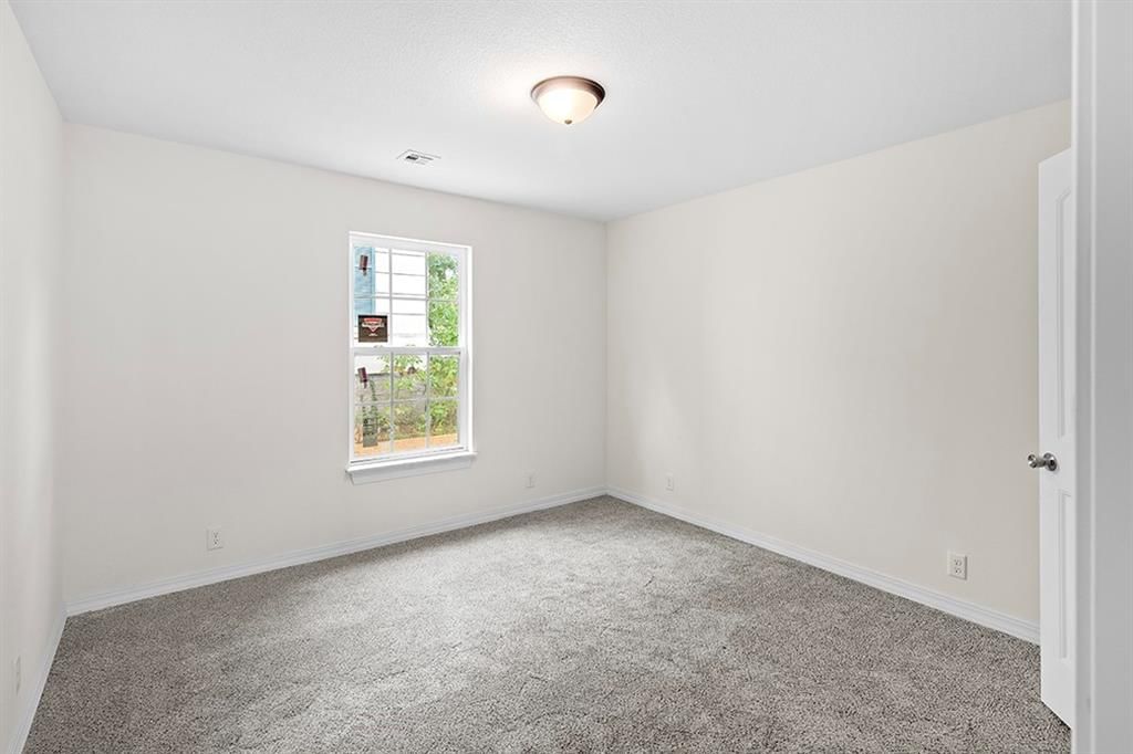 Photo 19 of 25 - 204 E 8th Street
