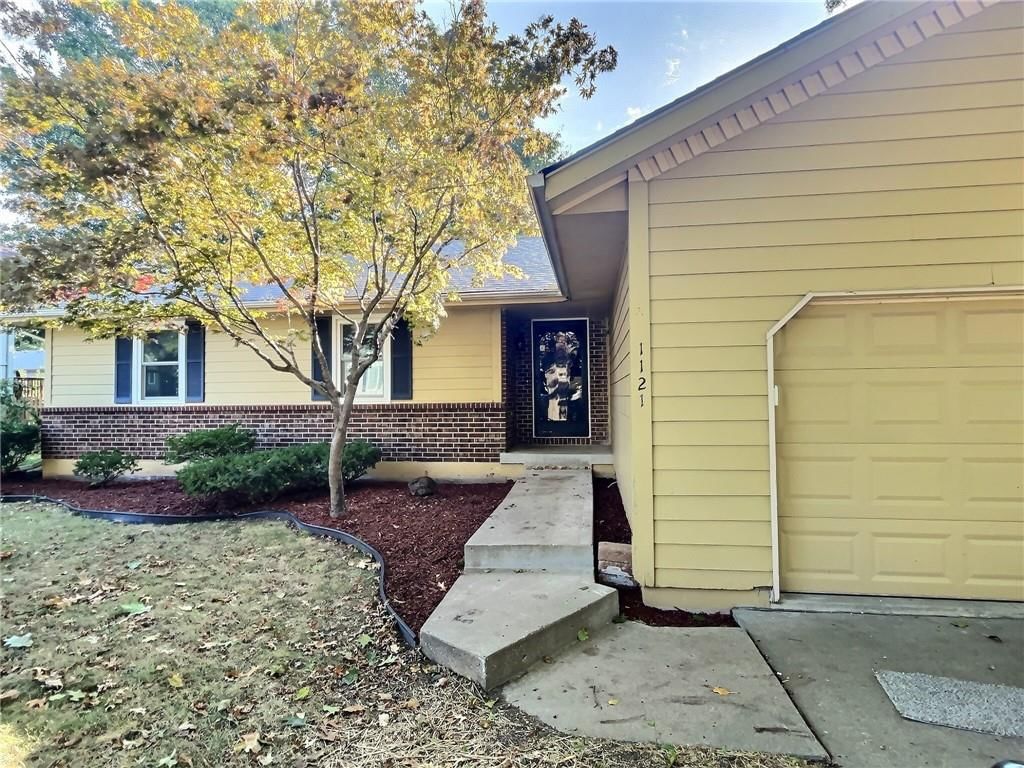 1121 NE Ridgeview Drive, Lee's Summit, MO