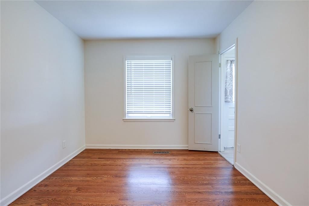 Photo 15 of 34 - 4246 N Lister Avenue