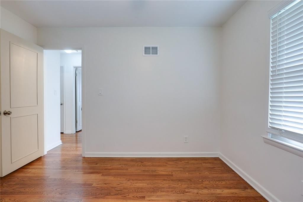 Photo 23 of 34 - 4246 N Lister Avenue