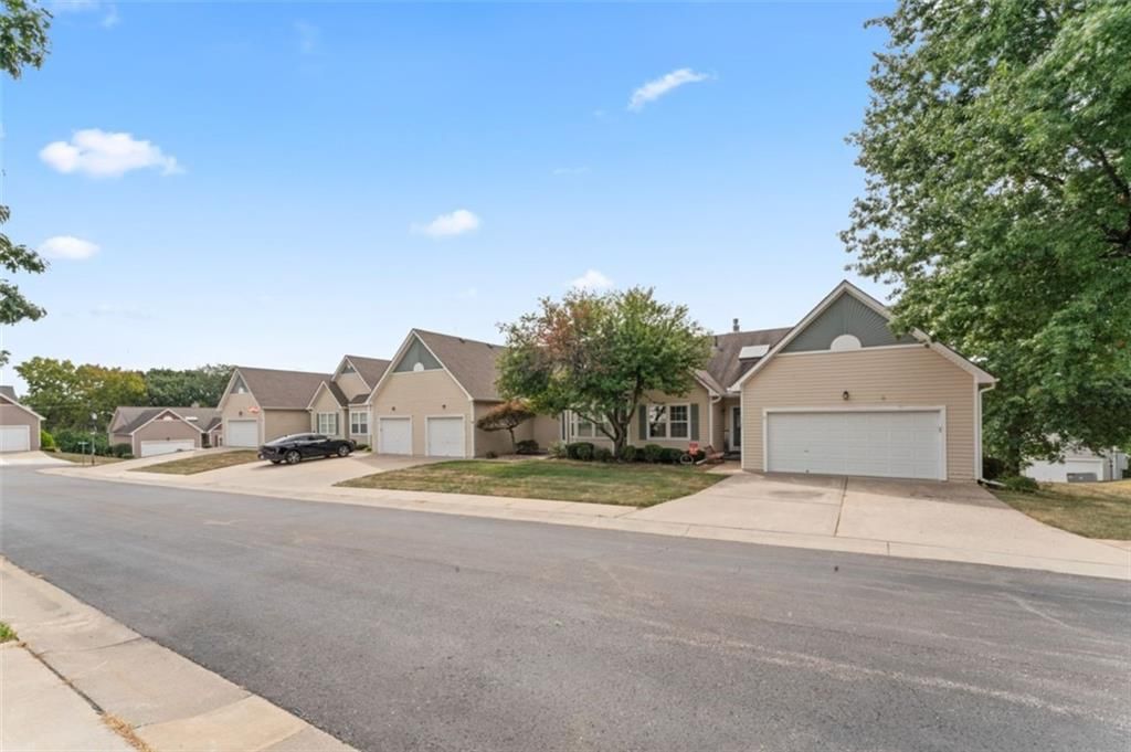 Photo 5 of 35 - 4326 S Milton Drive
