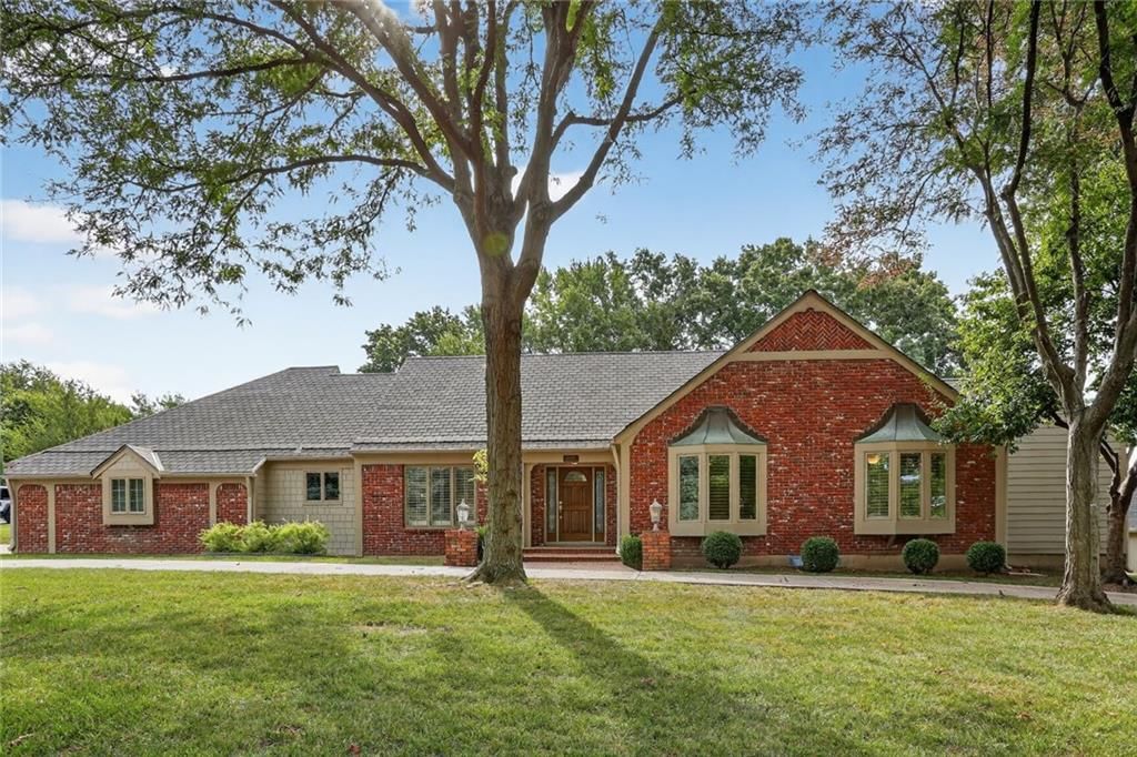 10329 Mohawk Lane, Leawood, KS