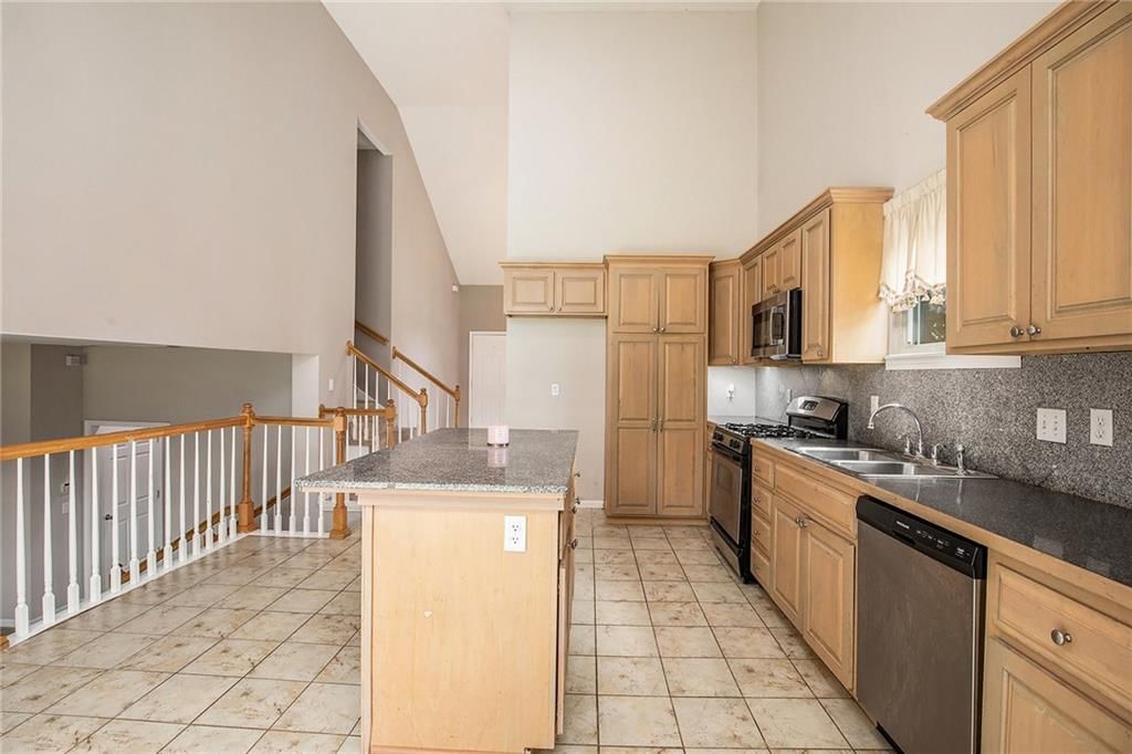 Photo 10 of 27 - 4806 N Wheeling Avenue