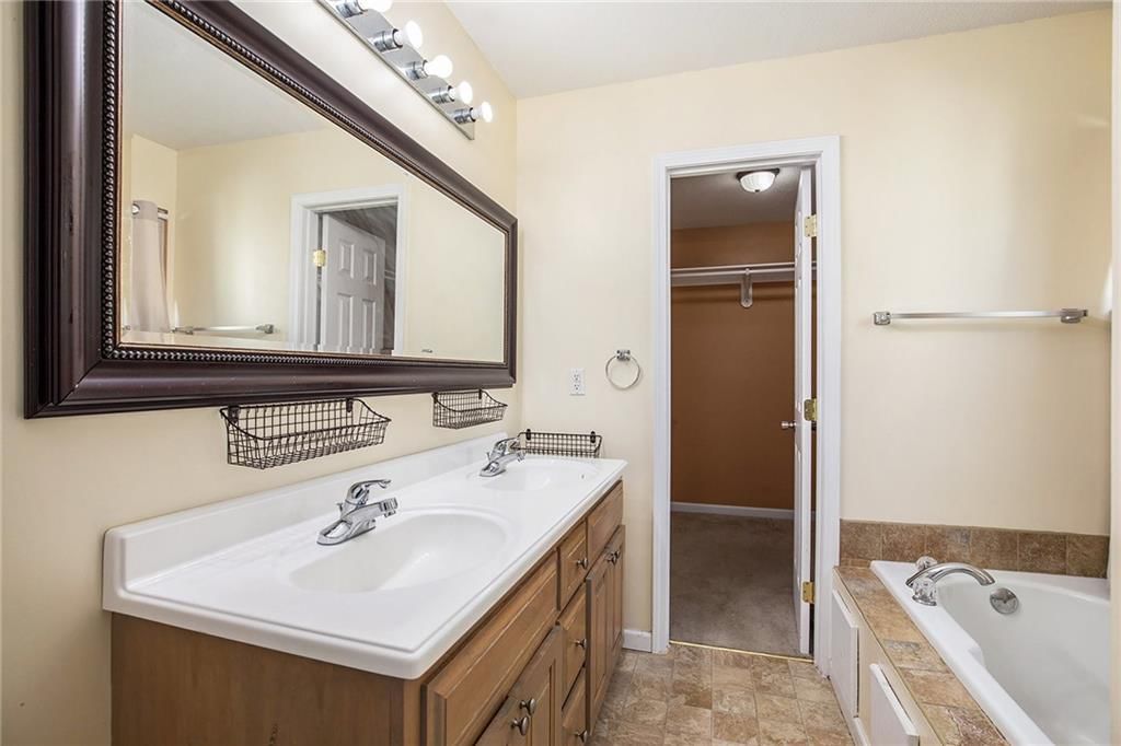 Photo 18 of 27 - 4806 N Wheeling Avenue