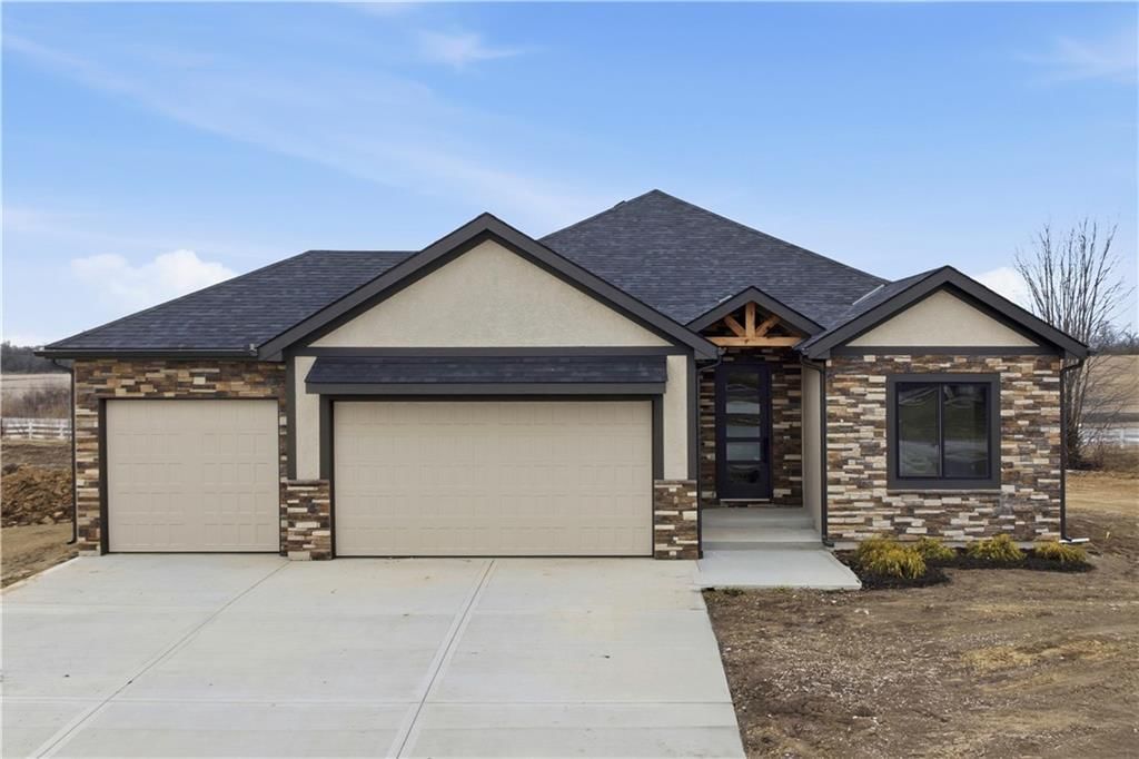 27601 E 128th Court, Lee's Summit, MO