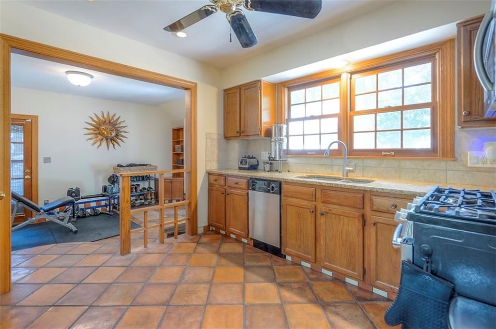 2806 W 49th Terrace — photo 9