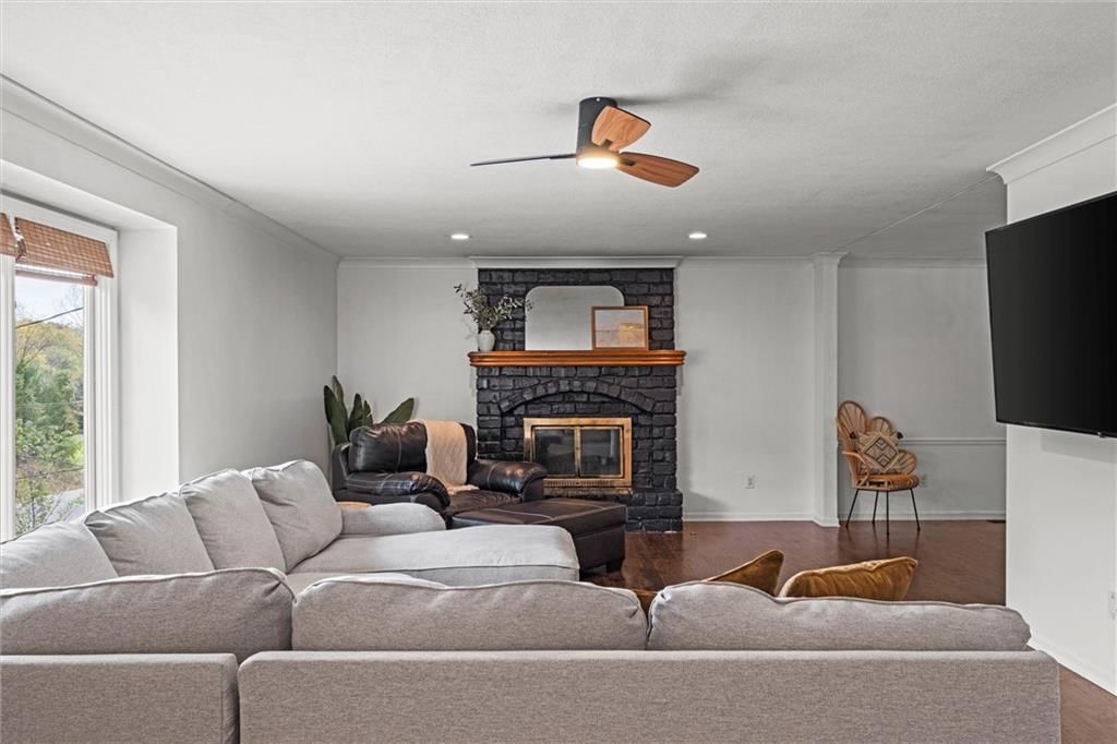 Photo 5 of 27 - 13337 Metropolitan Avenue