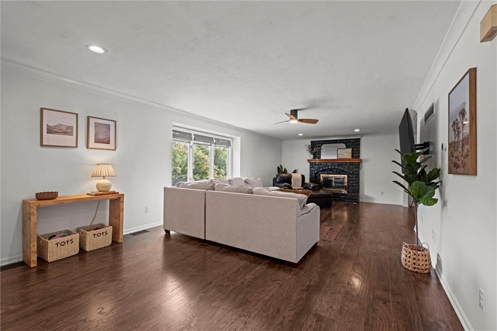 Photo 6 of 27 - 13337 Metropolitan Avenue
