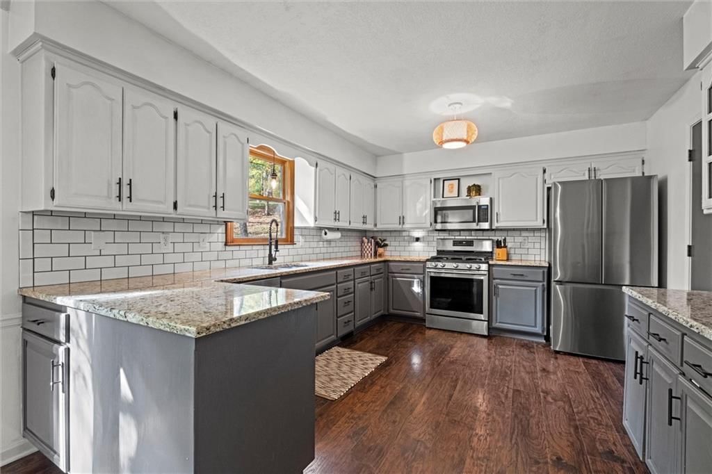 Photo 9 of 27 - 13337 Metropolitan Avenue
