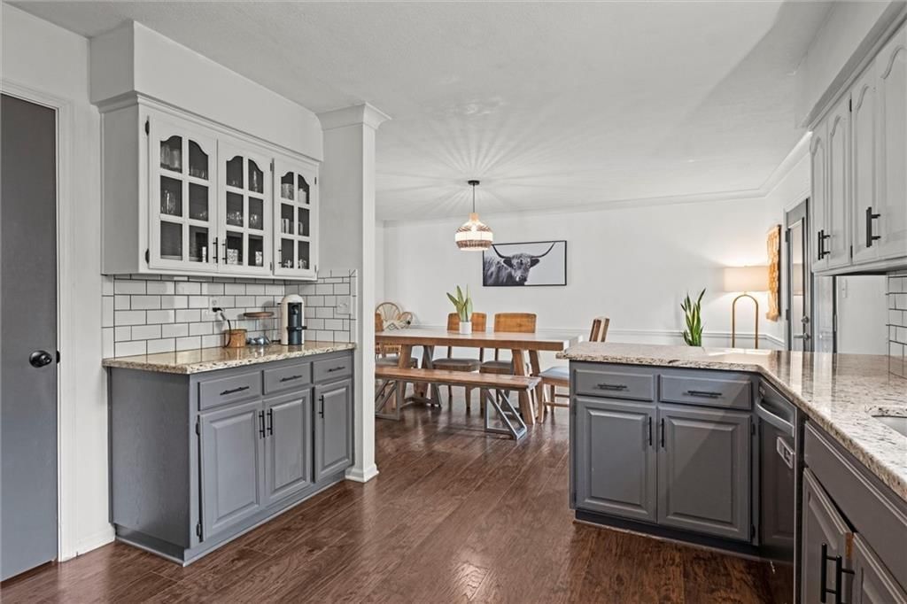 Photo 11 of 27 - 13337 Metropolitan Avenue
