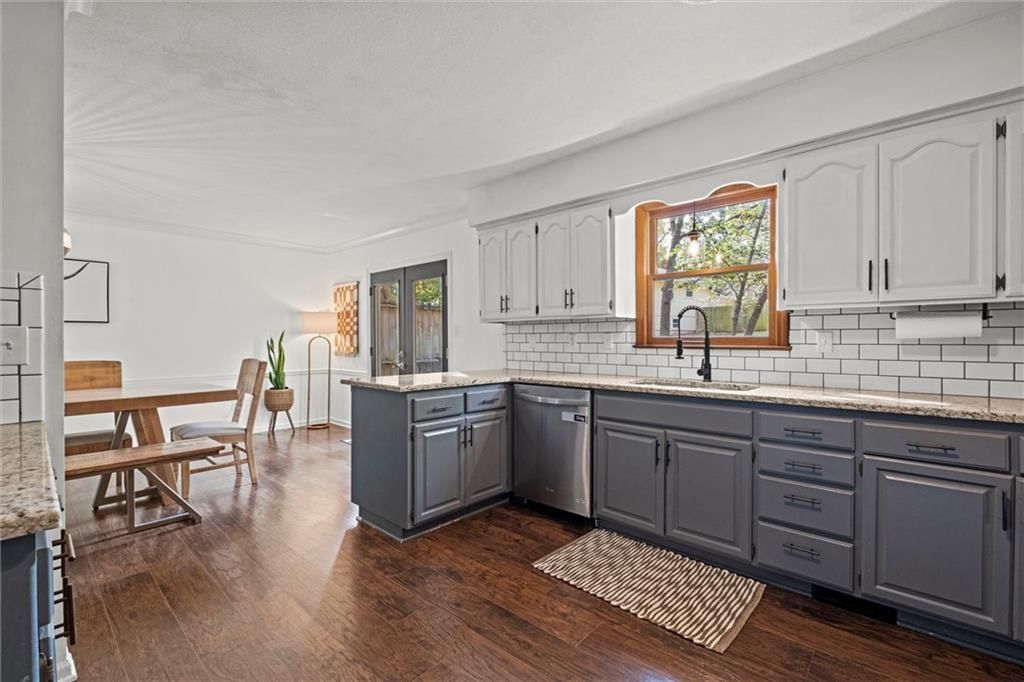 Photo 12 of 27 - 13337 Metropolitan Avenue