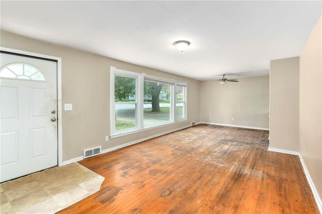 6121 Willow Avenue — photo 2