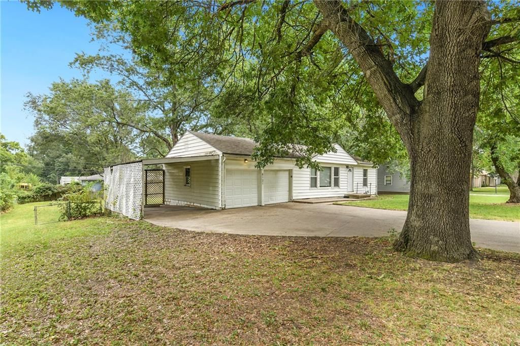 6121 Willow Avenue — photo 25