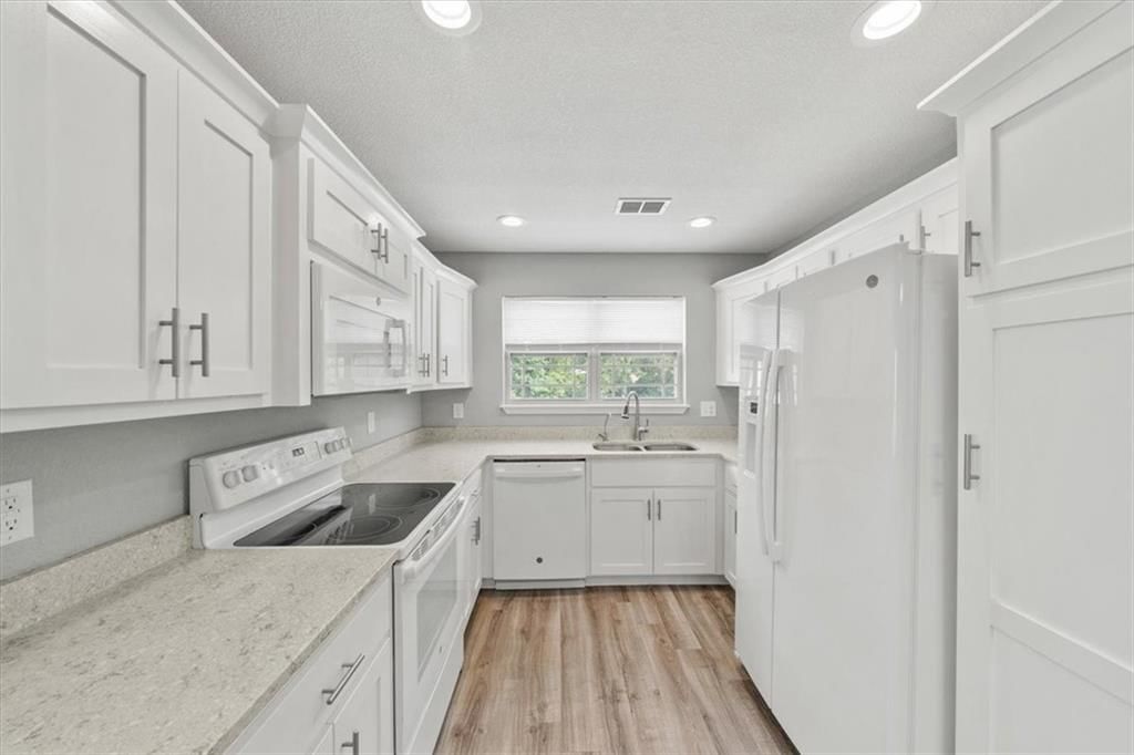 Photo 6 of 17 - 7837 Troup Avenue