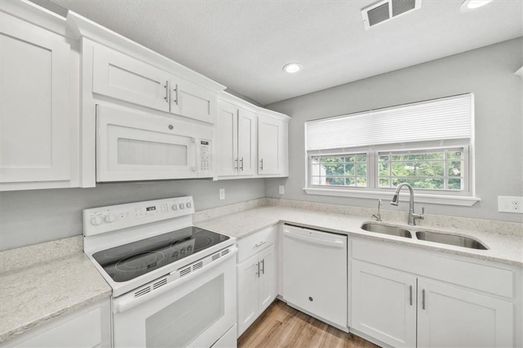 Photo 7 of 17 - 7837 Troup Avenue