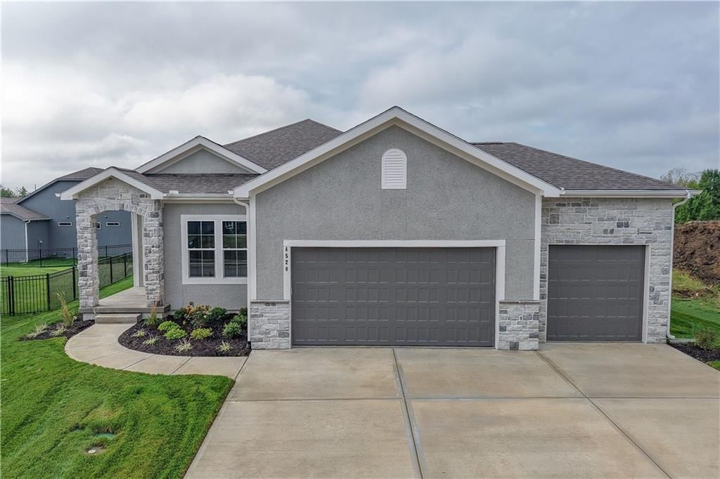 4528 SW Berkshire Drive, Lee's Summit, MO