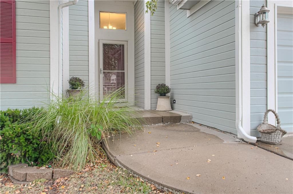 1004 Hackberry Court — photo 3