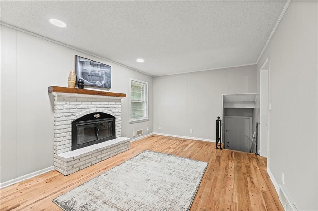 Photo 6 of 28 - 9609 Glenwood Street